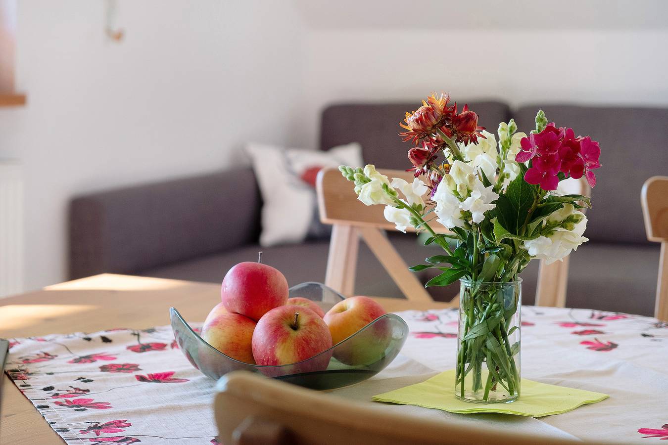 Appartamento intero, Appartamento 'Talblick, 75mq' con vista montagna, balcone e Wi-Fi in Elzach, Foresta Nera centrale