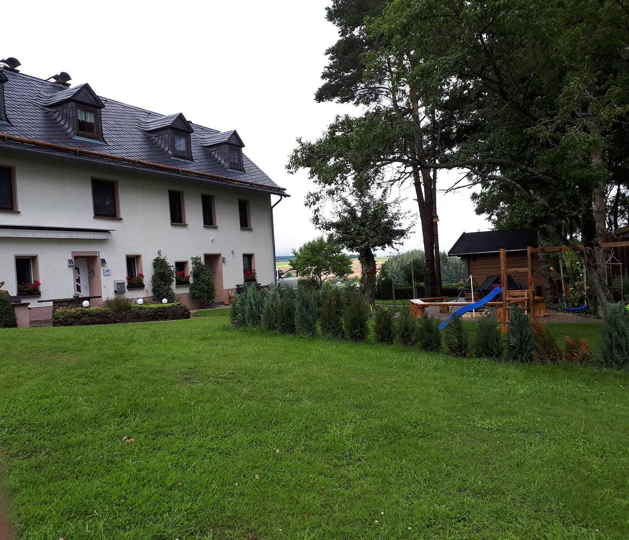 Ganze Ferienwohnung, 5-Bett-Ferienwohnung  Dusche/Wc, 3 Schlafräume in Plütscheid, Eifelkreis Bitburg-Prüm