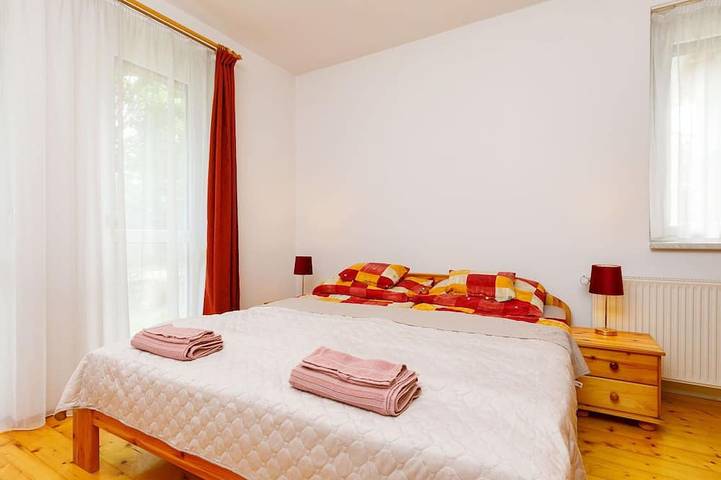 Schönes alleinstehendes Ferienhaus für 10 Leute mit Klimaanlage,  W-Lan, Tv und Terrasse in Balatonőszöd, Plattensee Südufer