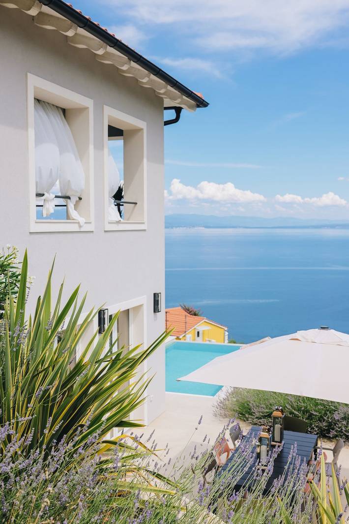 Villa pour 8 personnes, avec Vue sur l’océan et Terrasse ainsi que Jardin et Piscine à Lovran - 4
