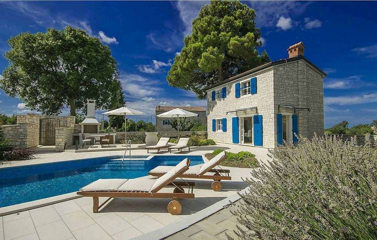 Vacation rental for 3 people, with terrace and pool as well as yard in Croatia