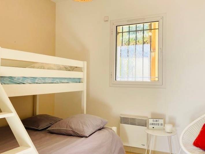 Apartamento entero, Apartamento de 3 piezas con aire acondicionado y estacionamiento, a 200m de la playa in Sant Ambroggio, Lumio