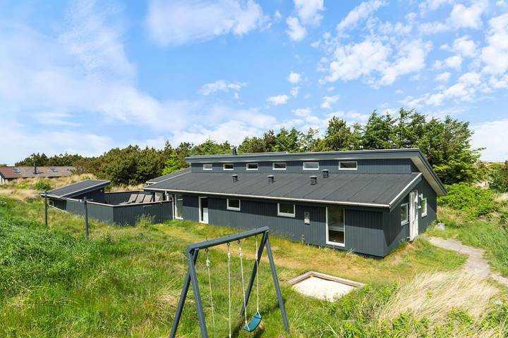 Villa for 8 personer, med Jacuzzi og Terrasse såvel som Pool og Sauna i Klegod