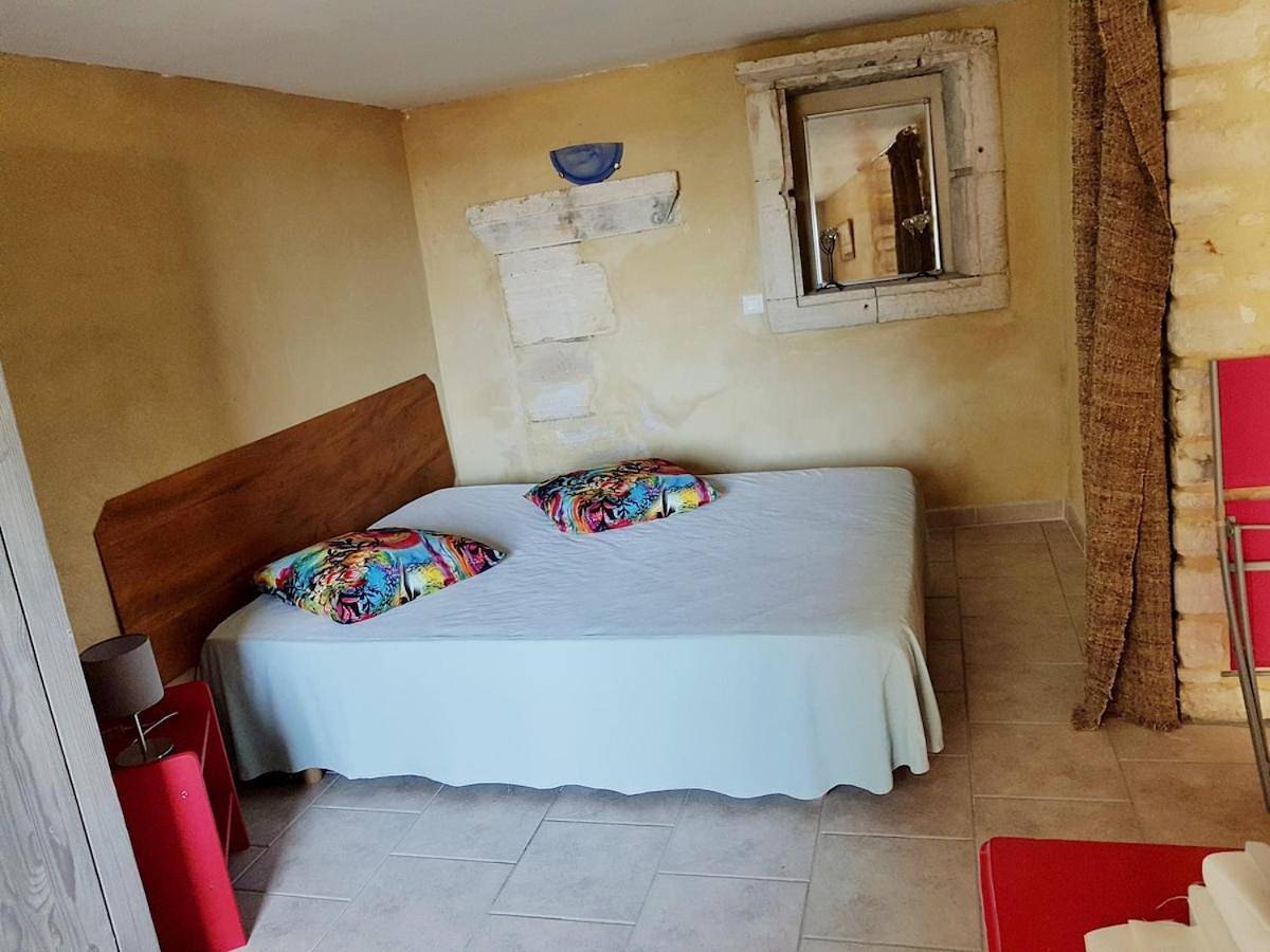 Petite maison de village, lumineuse et silencieuse in Issirac, Région de Nîmes