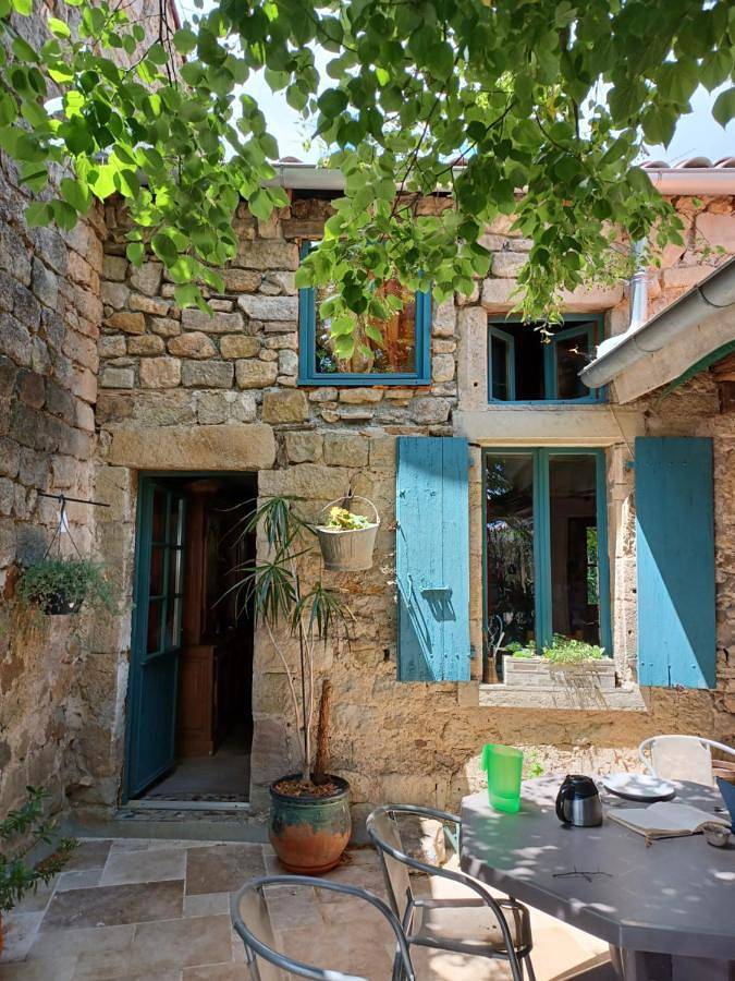 Location de vacances pour 8 personnes, avec terrasse et vue à Chassiers