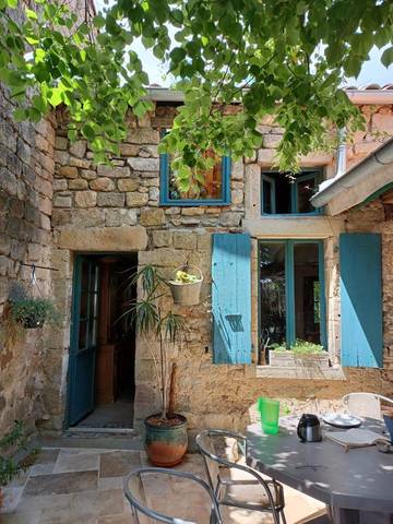 Gîte pour 8 personnes, avec vue et terrasse à Chassiers