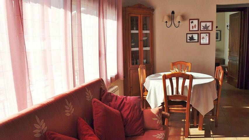 Casa rural con piscina para 4 personas, con vistas además de piscina y jardín, Familias con niños en Solsonés - 2