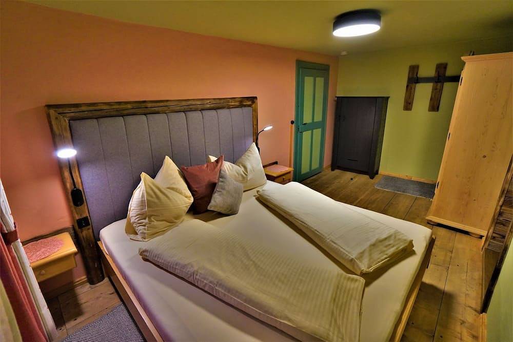 The Hof Chalet on the Zugspitze with mountain views, private garden, hot tub, sauna.. in Ehrwald, Ammergauer Alpen (Österreich)