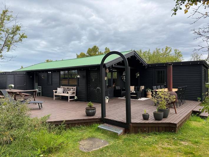 Ferieleilighet for 6 personer, Balkong og Jacuzzi i tillegg til Terrasse og Hage i Island