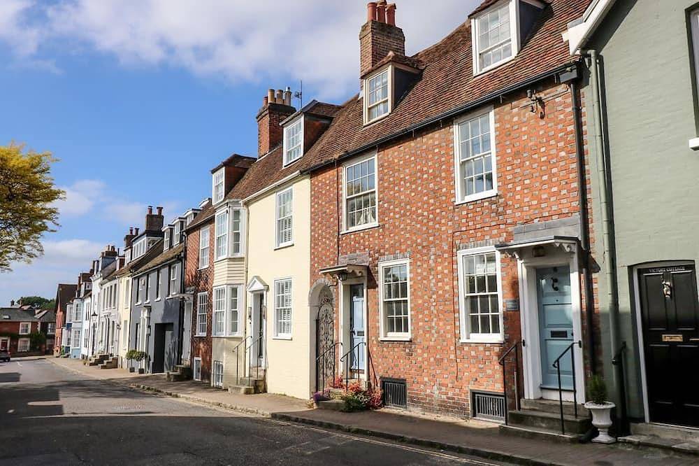 Captains Row, Lymington. 2 bed in Lymington, Hampshire