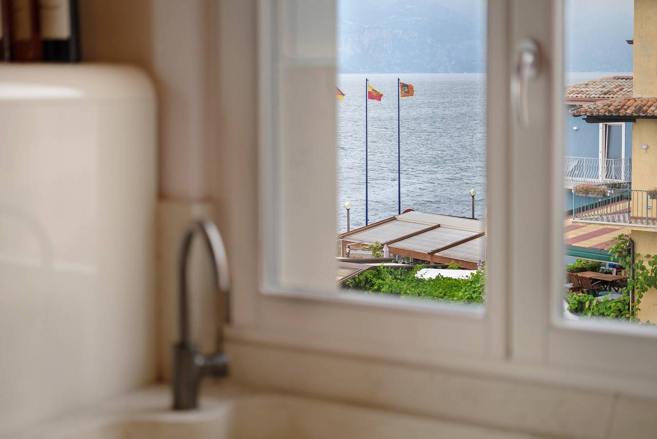 Ganze Wohnung, Ferienwohnung 'Angolo Sul Porto' mit Blick auf den See, Wlan und Klimaanlage in Brenzone, Gardasee-Berge