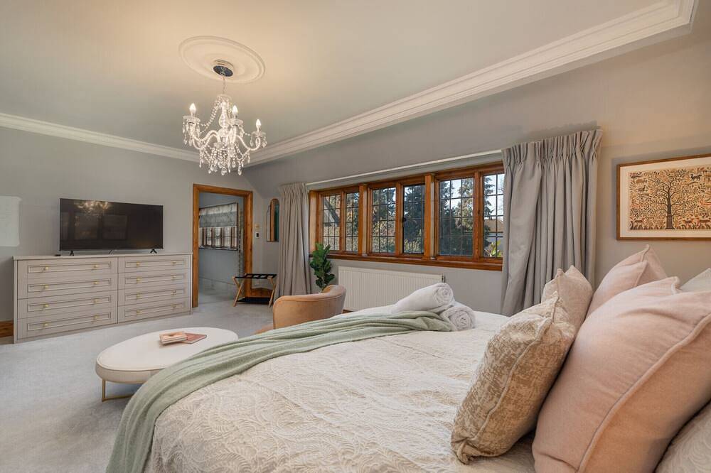 Luxury Period 7 Bed Mansion near Warner Bros in Watford, Hertfordshire