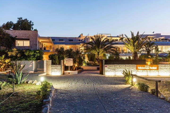 Appart’hôtel pour 5 personnes, avec Balcon et Terrasse ainsi que Jacuzzi et Jardin à La Caletta
