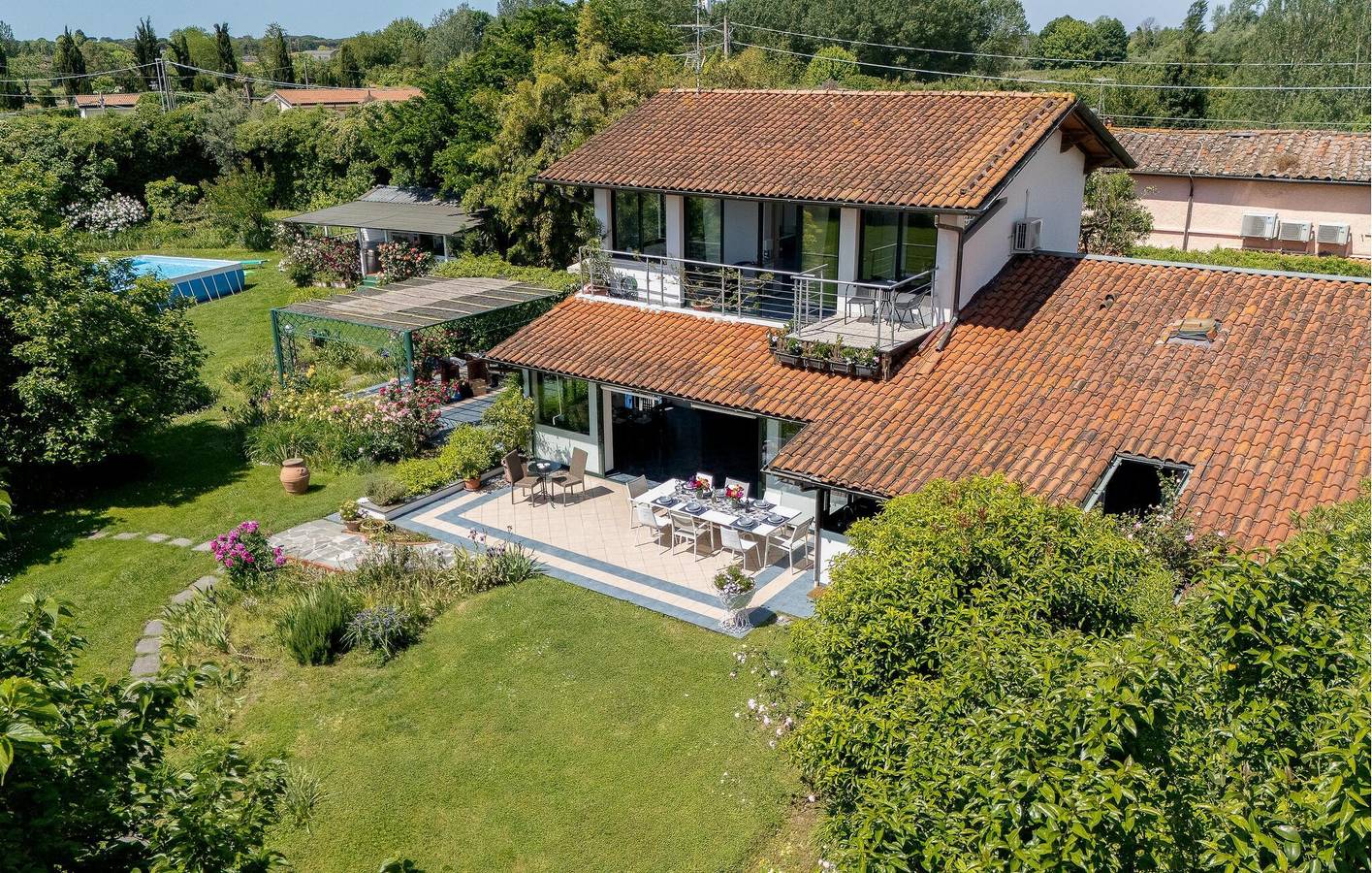 Sunny Oasis Wohnung mit Pool, Garage & Garten - 2.5km von Bagno La Fortuna in Pietrasanta, Italienische Riviera