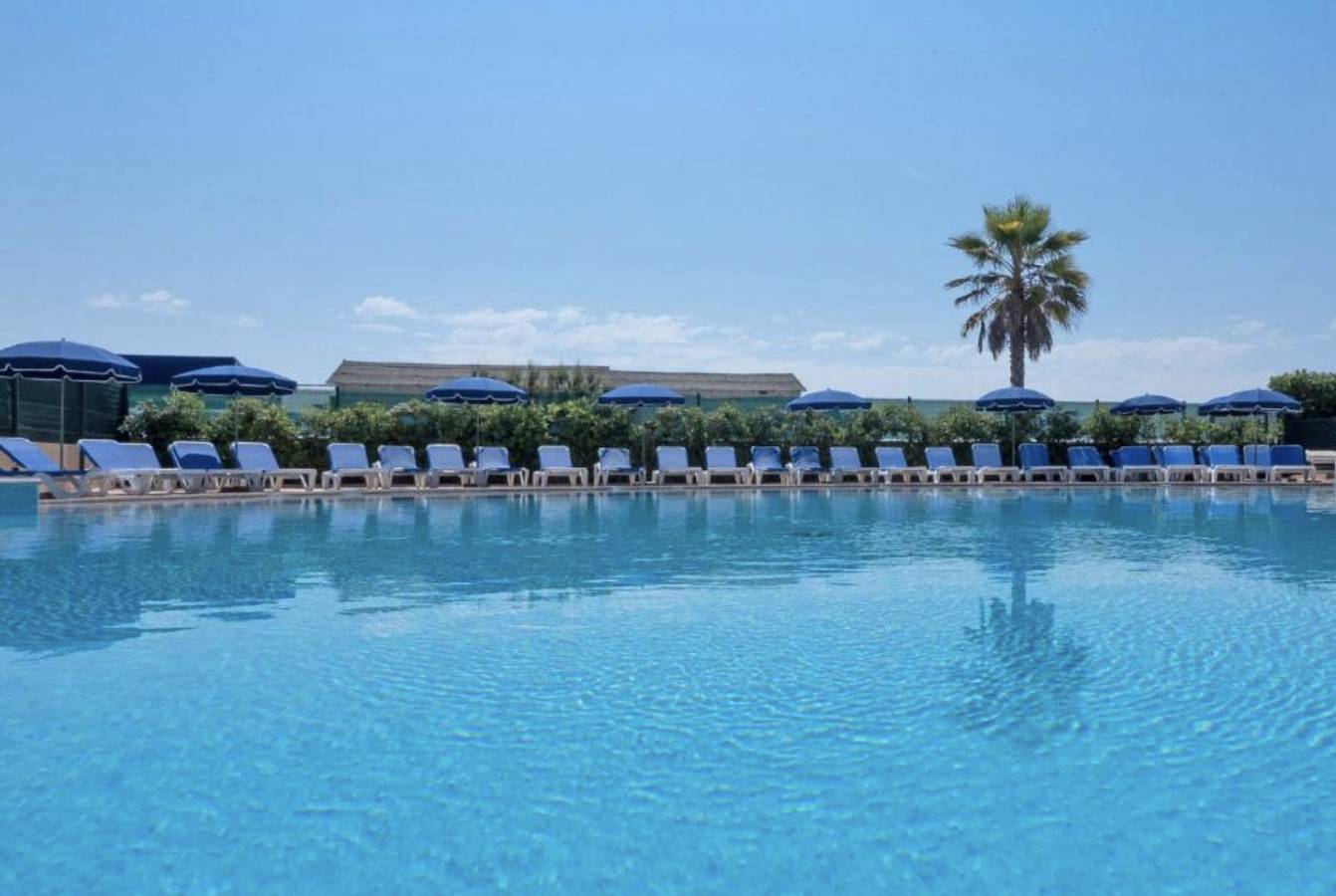 Gehele studio, Studio 'Riviera de Bahia' met zwembad, tuin, wifi en airco in Villeneuve-Loubet Plage, Villeneuve-Loubet