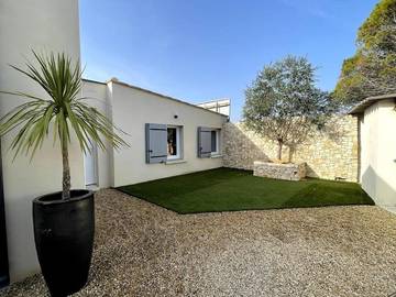 Cottage pour 6 personnes, avec jardin ainsi que terrasse et piscine à Garons