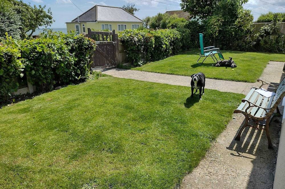 Sea view Beach Bungalow, super dog-friendly in Great Yarmouth, The Broads