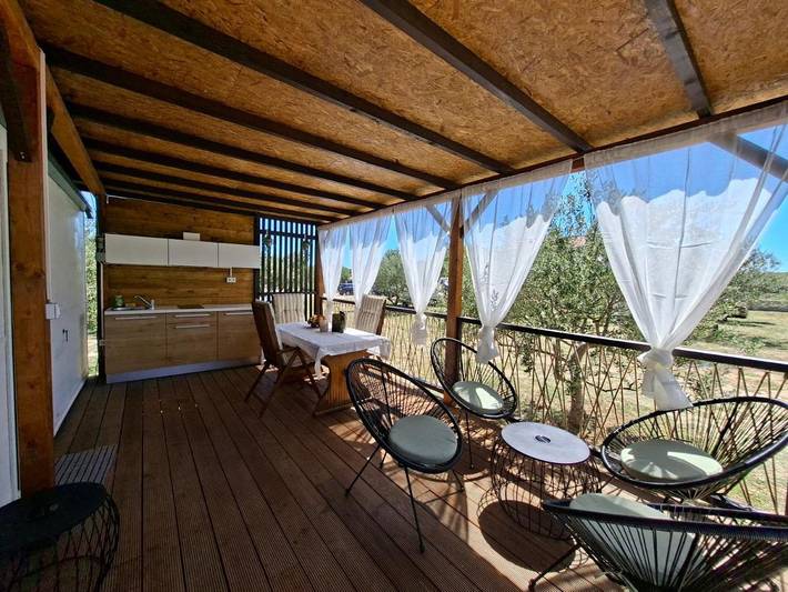 Camping pour 5 personnes, avec jardin ainsi que vue et piscine à Pirovac
