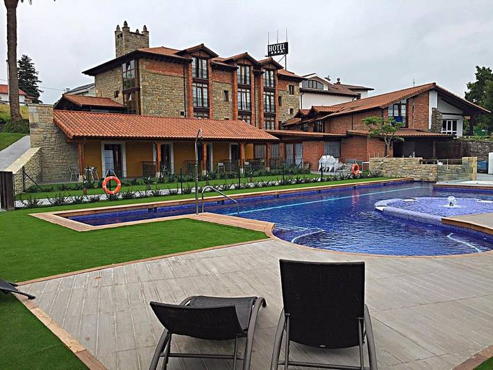 Hotel para 3 personas, con jardín además de jacuzzi y piscina - 1