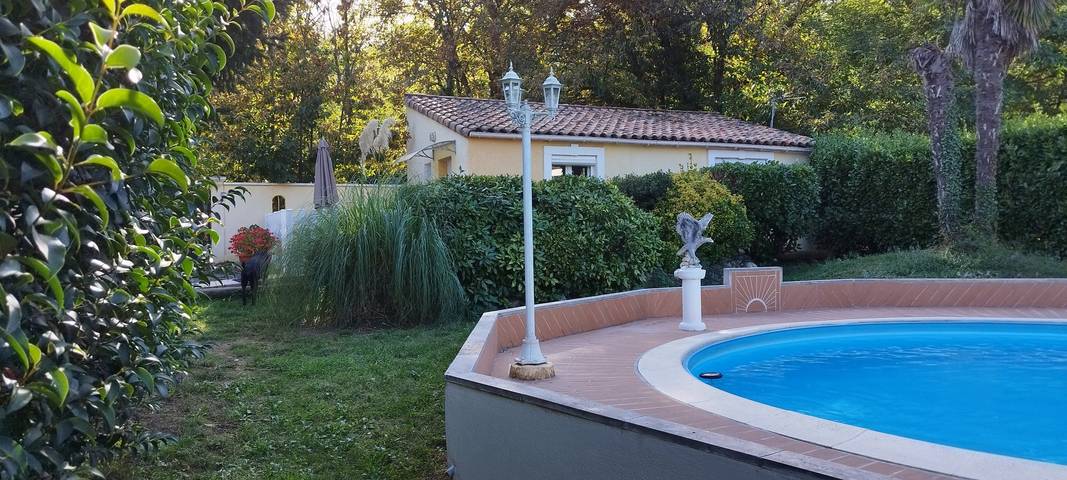 Gîte pour 2 personnes, avec jardin ainsi que terrasse et piscine