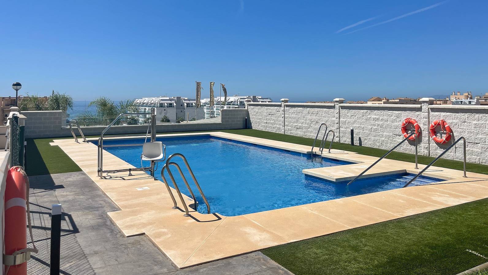 Apartamento inteiro, Apartamento 'Cucurrox' com Vista Mar, Piscina Partilhada e Wi-Fi in Torrox Costa, Torrox