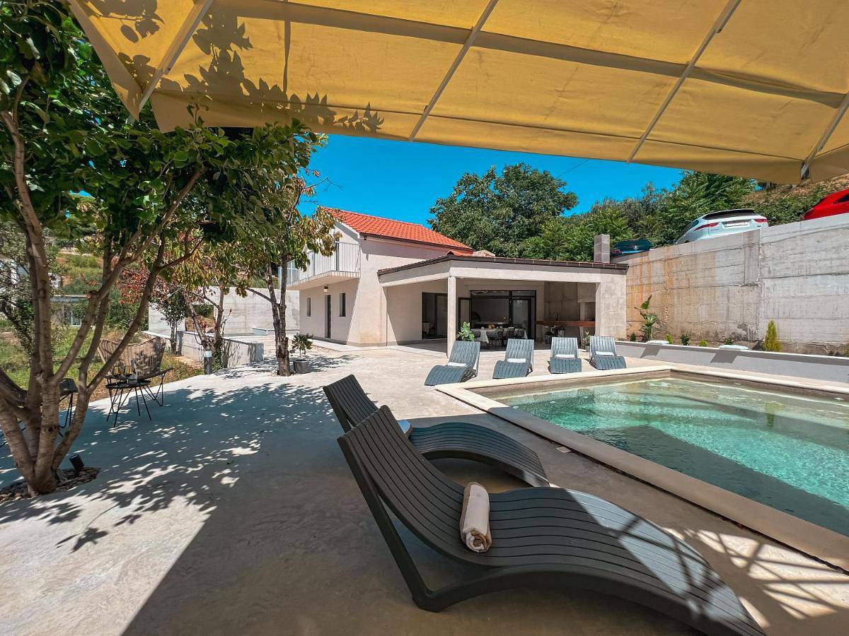 Mediterranean Oasis Seaside Villa with Pool in Split, Split-Dalmatien