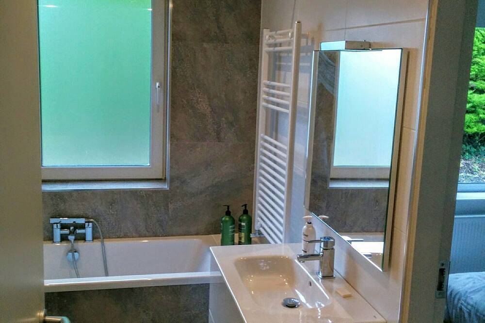 Entire apartment, Spacious Contemporary Chalet Type Apartment in Galway, Lough Corrib