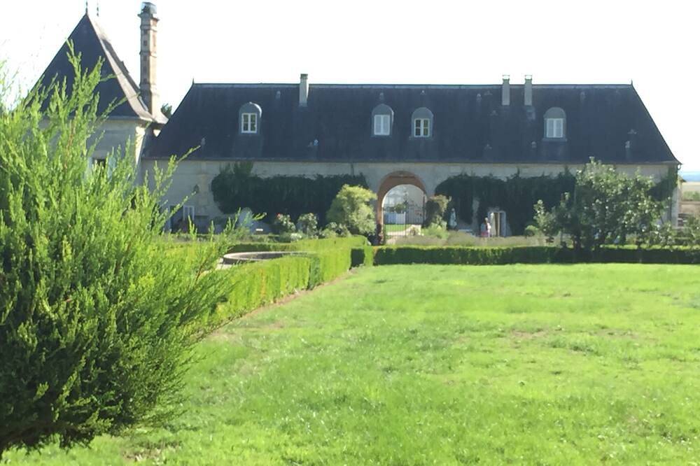 Gites Château Tower in Ocquerre, Seine-et-Marne