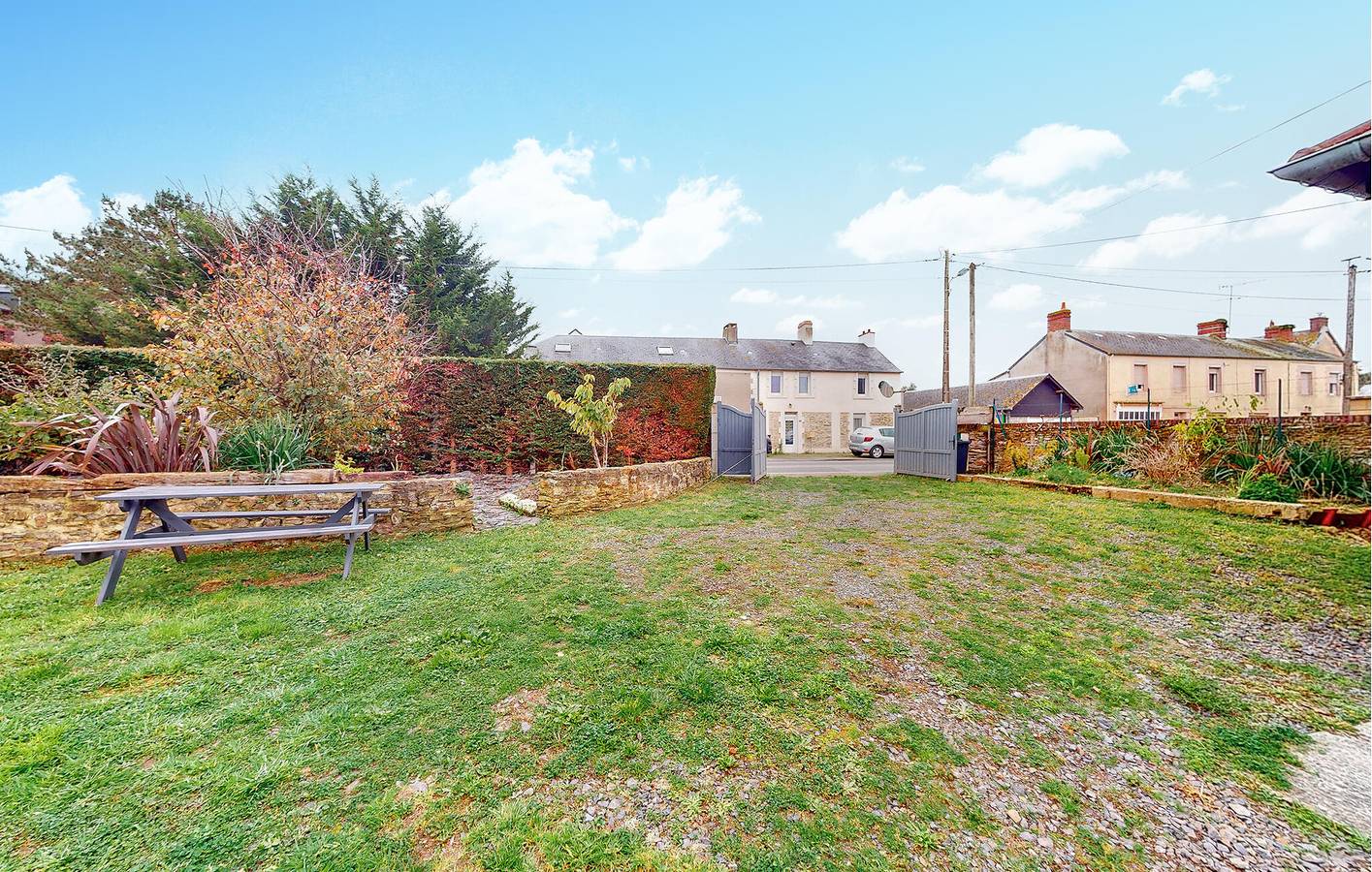 Appartement confortable dans le jardin avec WiFi et parking in Saint-Hubert-des-Biards, Région de Bayeux