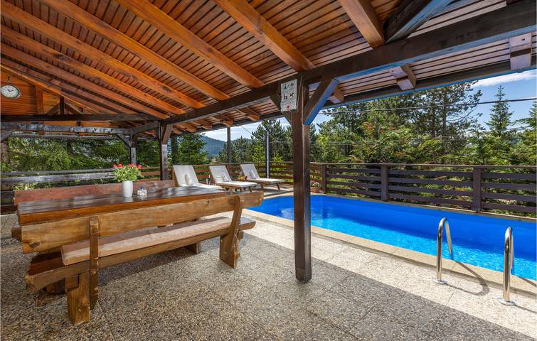 Charmante 111 m² große Ferienwohnung mit Pool, WLAN, in der Nähe von Fuzine und dem Fluss Ličanka in Fuzine, Primorje-Gorski Kotar