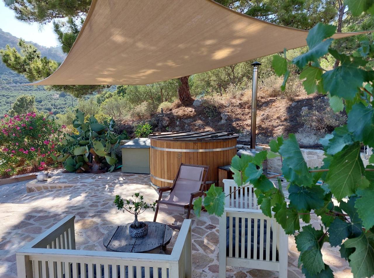 Maison en pierre - Kalyvitis au milieu d'oliveraie in Crète du Sud