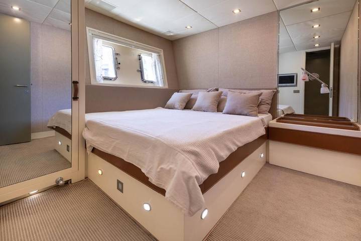 Bateau pour 6 personnes, avec vue et terrasse, animaux acceptés dans Port Pierre Canto Cannes - 4