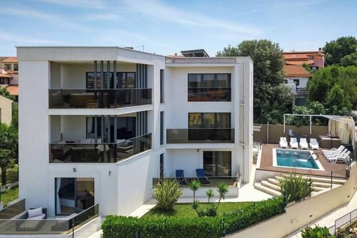 Ferienhaus für 10 Personen, mit Balkon und Garten sowie Whirlpool in Pjescana Uvala