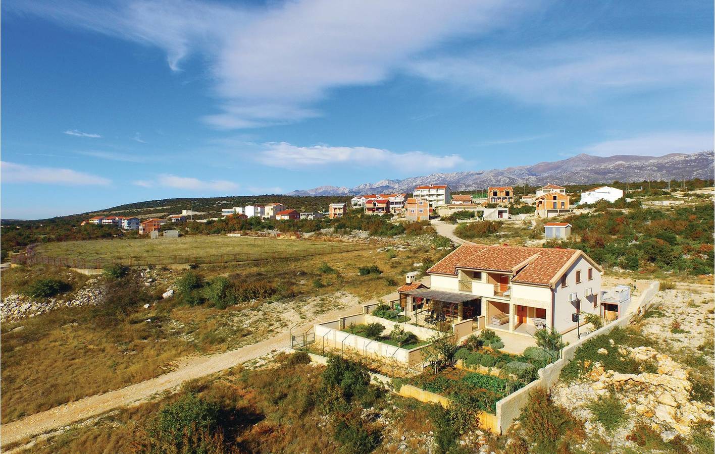 Gemütliche Ferienwohnung mit Meerblick, Terrasse, Parkplatz und guter Anbindung an die Stadt in Maslenica, Zadar