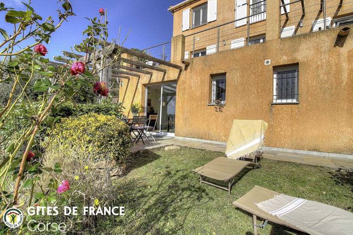 Gîte pour 2 personnes, avec Terrasse ainsi que Jardin et Vue à Sarrola-Carcopino