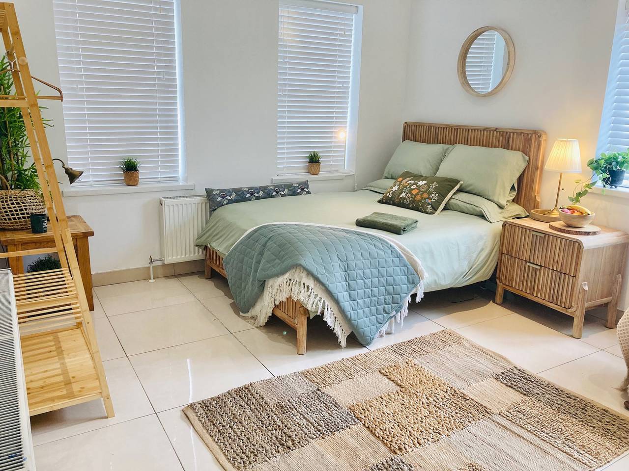 Entire studio, 1 Bed Flat - Sleeps 2 - Parking - Garden in County Londonderry