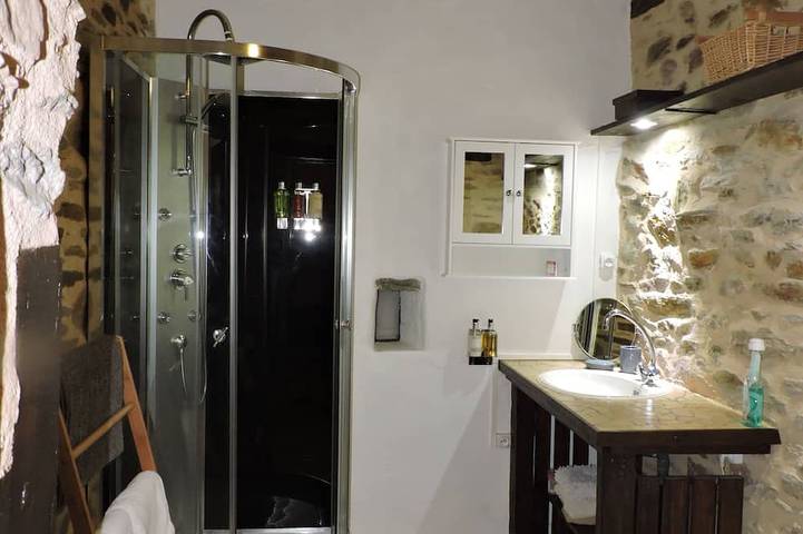 Gîte pour 4 personnes, avec jardin et piscine ainsi que terrasse et jacuzzi, animaux acceptés à Chalais (Aquitaine) - 4