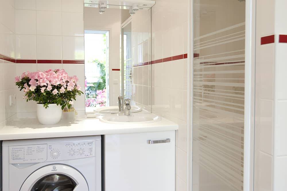 A charming guest house in a garden 500m from Paris in Malakoff, Hauts-de-Seine