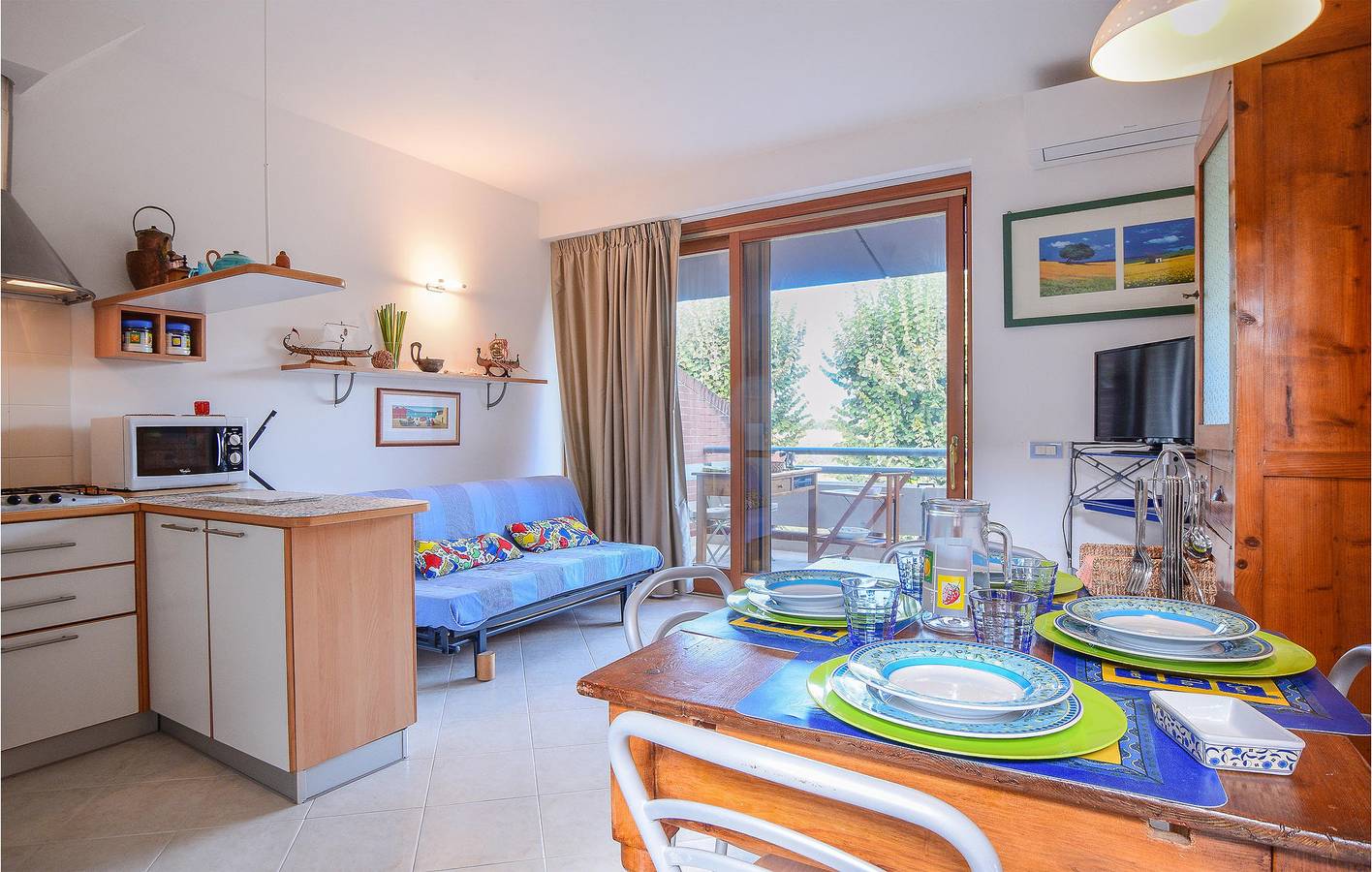 Entire vacation apartment, Beachside Apartment with Parking, A/C, Pool & Internet in Piombino, Etruscan Coast