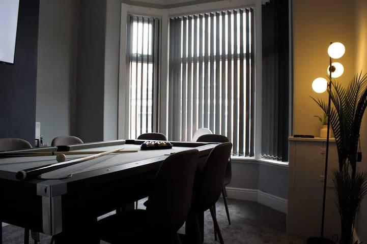 Modern 3Br Stay for 8 | Easy City Access + Parking + Pool Table for Family Fun in Manchester, Greater Manchester