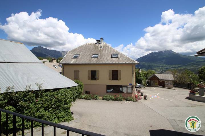 Les Petites Roses Trémières in Le Sauze-du-Lac, Gap region
