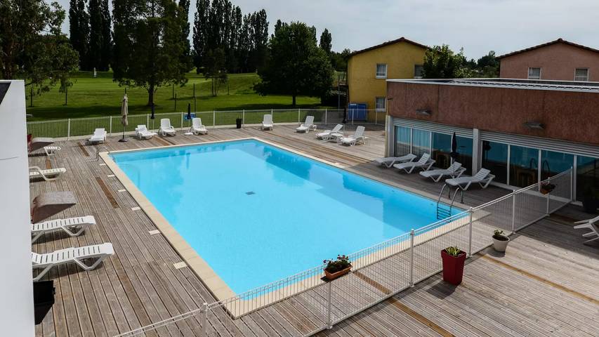 Gîte pour 4 personnes, avec piscine et terrasse dans Base de loisirs d'Aiguelèze