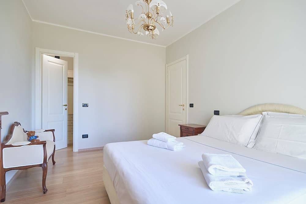 Entire apartment, Regina di Cuori - Two Bedroom Apartment, Sleeps 4 in Albenga, Riviera di Ponente