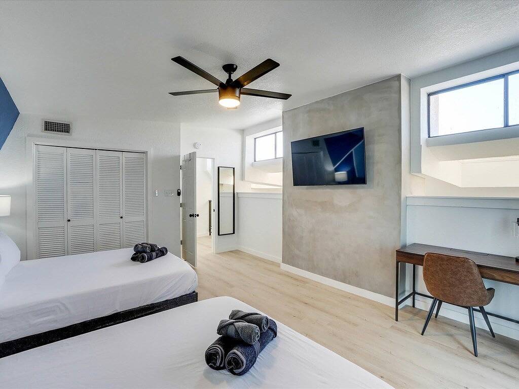 Modern Home - 1 Acre Lot w/ Pool, Patios, Jacuzzi in Denton, Denton County