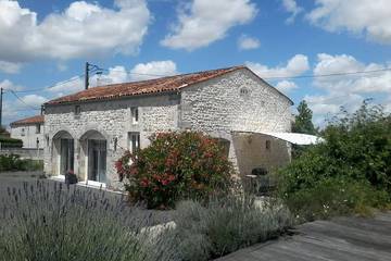 Gîte pour 8 personnes, avec terrasse ainsi que jacuzzi et jardin en Charente-Maritime