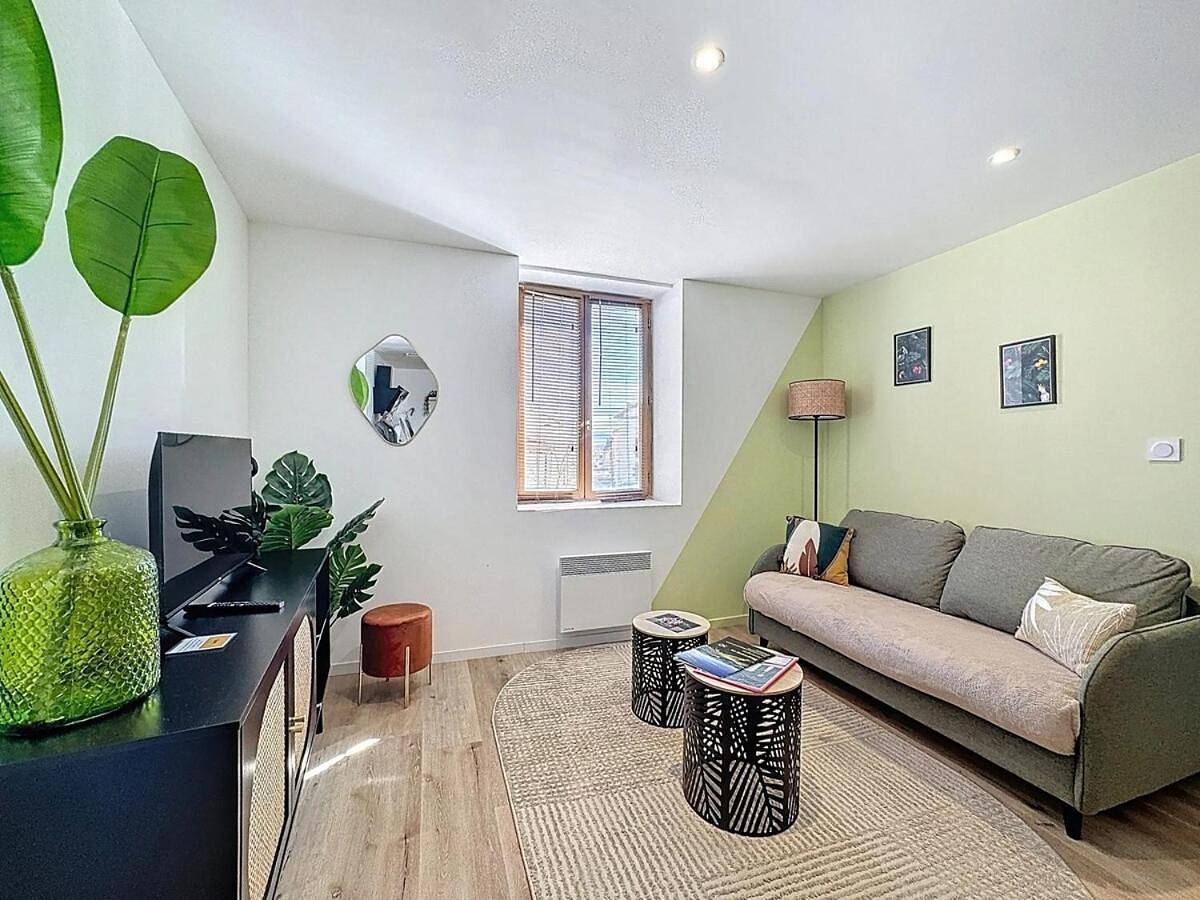 Appartement entier, One-Bedroom Apartment in Aulnat, Région de Clermont-Ferrand