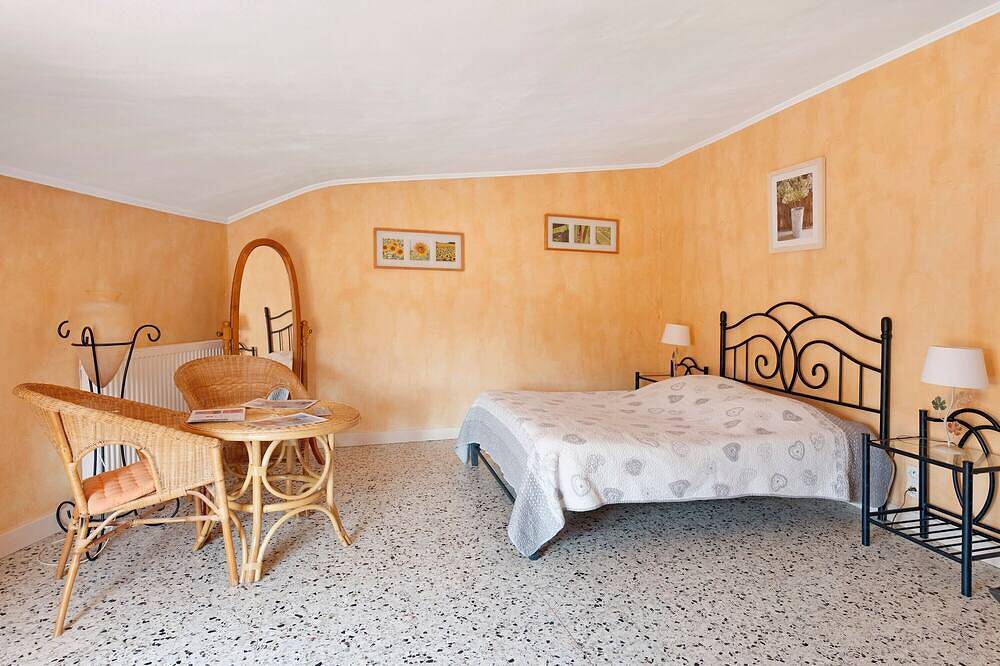 Chambre d’hôtes « Le Clos Mazerolles - Chambre Orange » avec piscine partagée, Wi-Fi et clim in Cruzy, Côte méditerranéenne (France)