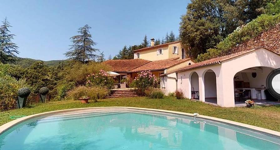Location de vacances pour 2 personnes, avec Terrasse et Jardin ainsi que Piscine et Vue à Saint-Laurent-le-Minier