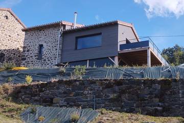 Gîte pour 6 personnes, avec jardin et terrasse à Lantriac