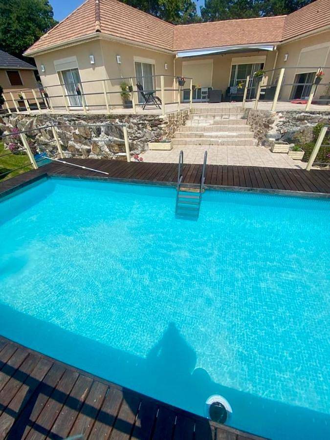 Gîte pour 3 personnes, avec Terrasse ainsi que Jardin et Piscine à Albussac